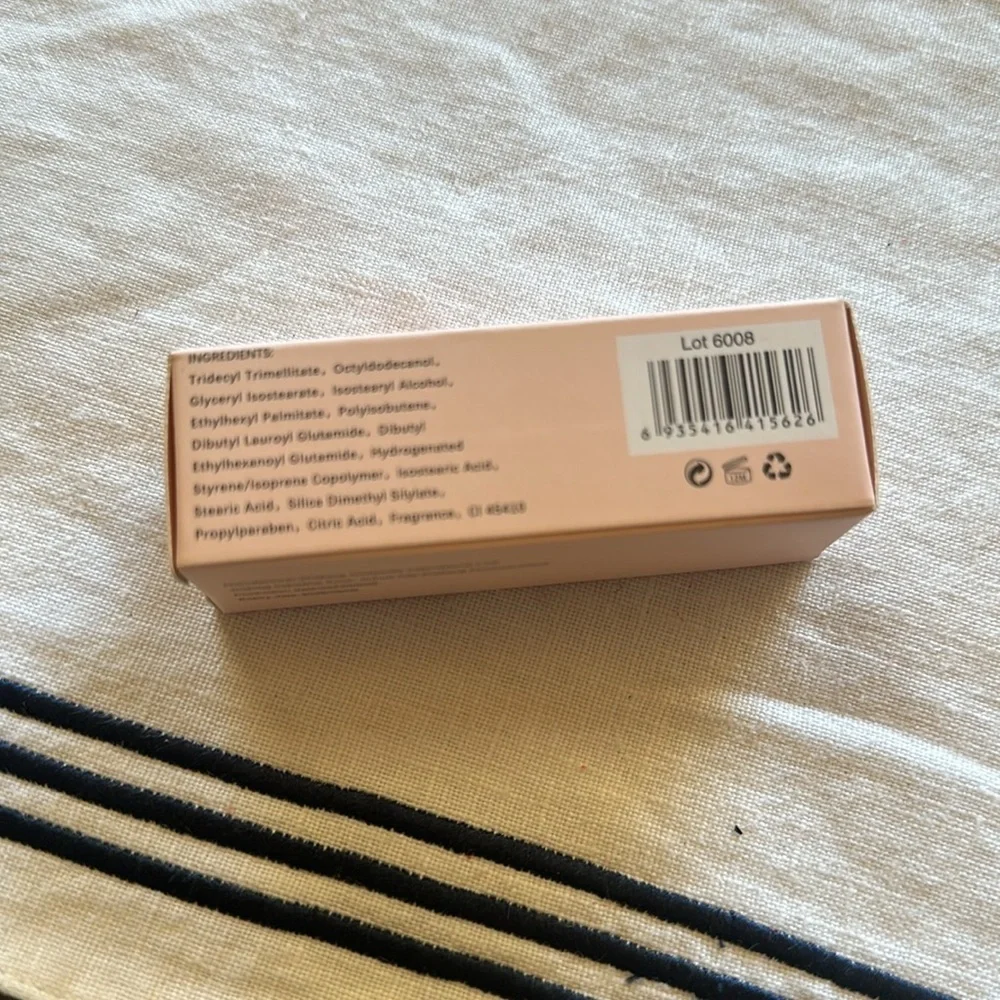 NWT Gold foil flower color changing lipstick 0.12 0Z.